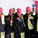 Silber im alpinen Mxed-Teamwettbewerb: Emma Aicher, Julian Rauchfuß, Lena Dürr, Alexander Schmid und Linus Straßer