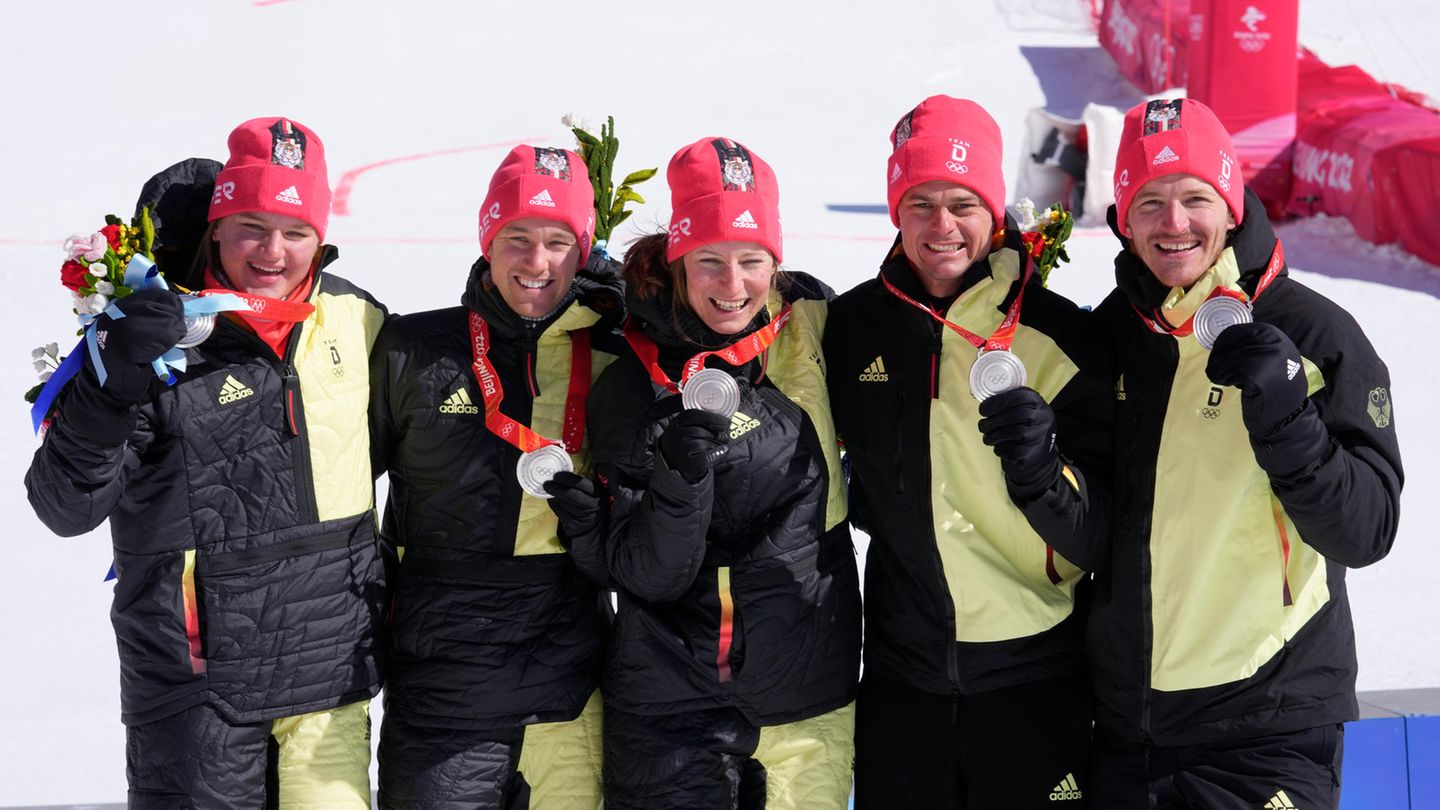 Silber im alpinen Mxed-Teamwettbewerb: Emma Aicher, Julian Rauchfuß, Lena Dürr, Alexander Schmid und Linus Straßer