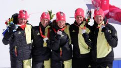 Silber im alpinen Mxed-Teamwettbewerb: Emma Aicher, Julian Rauchfuß, Lena Dürr, Alexander Schmid und Linus Straßer