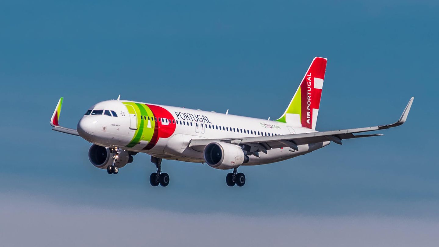 Ein Airbus A320 der portugiesischen Fluggesellschaft TAP