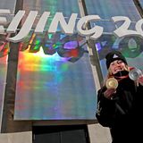 Zoi Sadowski-Synnott:  Sie haben von Zoi Sadowski-Synnott noch nie was gehört? Dann sollten sie mal in Neuseeland nach der 20-Jährigen fragen. Vor vier Jahren gewann sie ihre erste Bronzemedaille bei den Winterspielen, in diesem Jahr komplettierte die Snowboarderin ihren Medaillensatz. Silber im "Big Air"-Wettbewerb und Gold im Slopestyle ließen ein Land in Wintersport-Euphorie ausbrechen – denn die Goldmedaille war die erste, die Neuseeland jemals bei den Winterspielen holte. Mit ihren drei Medaillen hat sie nebenbei auch die Hälfte aller Medaillen geholt, die Neuseeland jemals bei Winterspielen gewonnen hat.