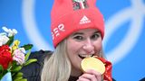 Nathalie Geisenberger:  Was war das für eine Story vor den Spielen um Deutschlands Rodel-Königin. Beim Test-Wettkampf im November musste sie in Quarantäne und stürzte auf der Bahn – auch ein kompletter Olympia-Verzicht stand im Raum. Bei den Spielen dann aber die Wiederauferstehung der 34-Jährigen. Doppelgold im Einzel- und Teamwettbewerb und mit insgesamt sechs Goldmedaillen nun die erfolgreichste deutsche Winterolympionikin aller Zeiten.