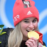 Nathalie Geisenberger:  Was war das für eine Story vor den Spielen um Deutschlands Rodel-Königin. Beim Test-Wettkampf im November musste sie in Quarantäne und stürzte auf der Bahn – auch ein kompletter Olympia-Verzicht stand im Raum. Bei den Spielen dann aber die Wiederauferstehung der 34-Jährigen. Doppelgold im Einzel- und Teamwettbewerb und mit insgesamt sechs Goldmedaillen nun die erfolgreichste deutsche Winterolympionikin aller Zeiten.