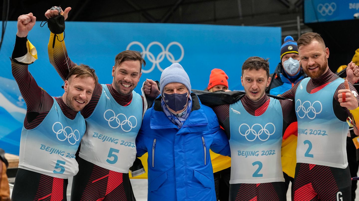 Olympia 2022: Thomas Bach: Er kam, sah, machte ein Foto und verschwand schnell wieder: IOC-Chef Thomas Bach war natürlich eine der meistgesehenen Figuren bei den Winterspielen. Das ließ es sich Bach natürlich nicht nehmen, bei den deutschen Doppelsitzern schnell zum Medaillengewinn zu gratulieren. Bach kam mit aufs Foto und verschwand sofort wieder, was für viel Unmut sorgte. "Über diese Gratulation habe ich mich überhaupt nicht gefreut. Er hat sich dazugestellt, ein Foto gemacht und dann war er wieder weg. Das war einfach nur Show", echauffierte sich Tobias Wendl bei der "Bild" – und passt irgendwie zu Bachs Verständnis von Olympia: Alles nur Show, Nebenaspekten weicht man schnell aus. Thomas Bach: Er kam, sah, machte ein Foto und verschwand schnell wieder: IOC-Chef Thomas Bach war natürlich eine der meistgesehenen Figuren bei den Winterspielen. Das ließ es sich Bach natürlich nicht nehmen, bei den deutschen Doppelsitzern schnell zum Medaillengewinn zu gratulieren. Bach kam mit aufs Foto und verschwand sofort wieder, was für viel Unmut sorgte. "Über diese Gratulation habe ich mich überhaupt nicht gefreut. Er hat sich dazugestellt, ein Foto gemacht und dann war er wieder weg. Das war einfach nur Show", echauffierte sich Tobias Wendl bei der "Bild" – und passt irgendwie zu Bachs Verständnis von Olympia: Alles nur Show, Nebenaspekten weicht man schnell aus.
