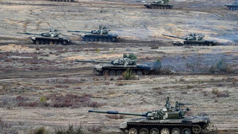 Russische Panzer bei einer Militärübung auf dem Truppenübungsplatz Obuz-Lesnovski