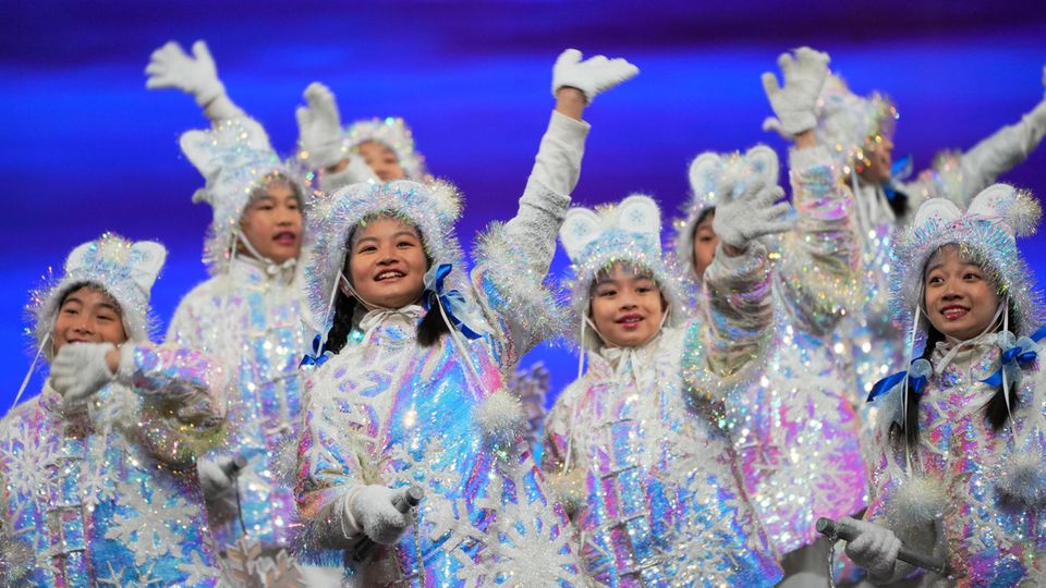 Peking Abschlussfeier Kinder winken
