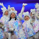 Peking Abschlussfeier Kinder winken