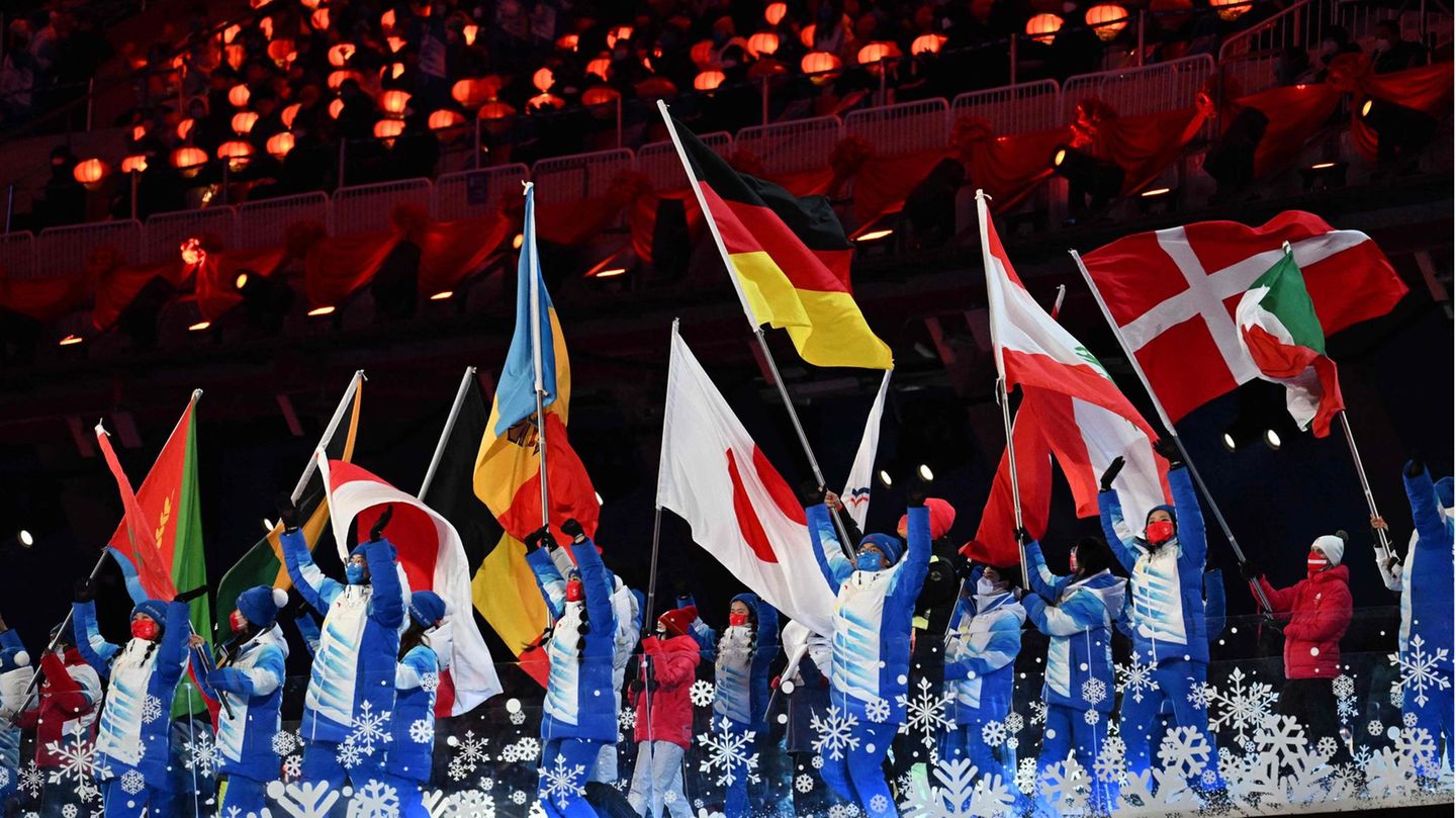 Fahnen der teilnehmenden Nationen ziehen ein