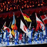 Fahnen der teilnehmenden Nationen ziehen ein