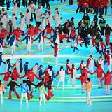 Japaner und Franzosen tanzen während der Abschlussfeier