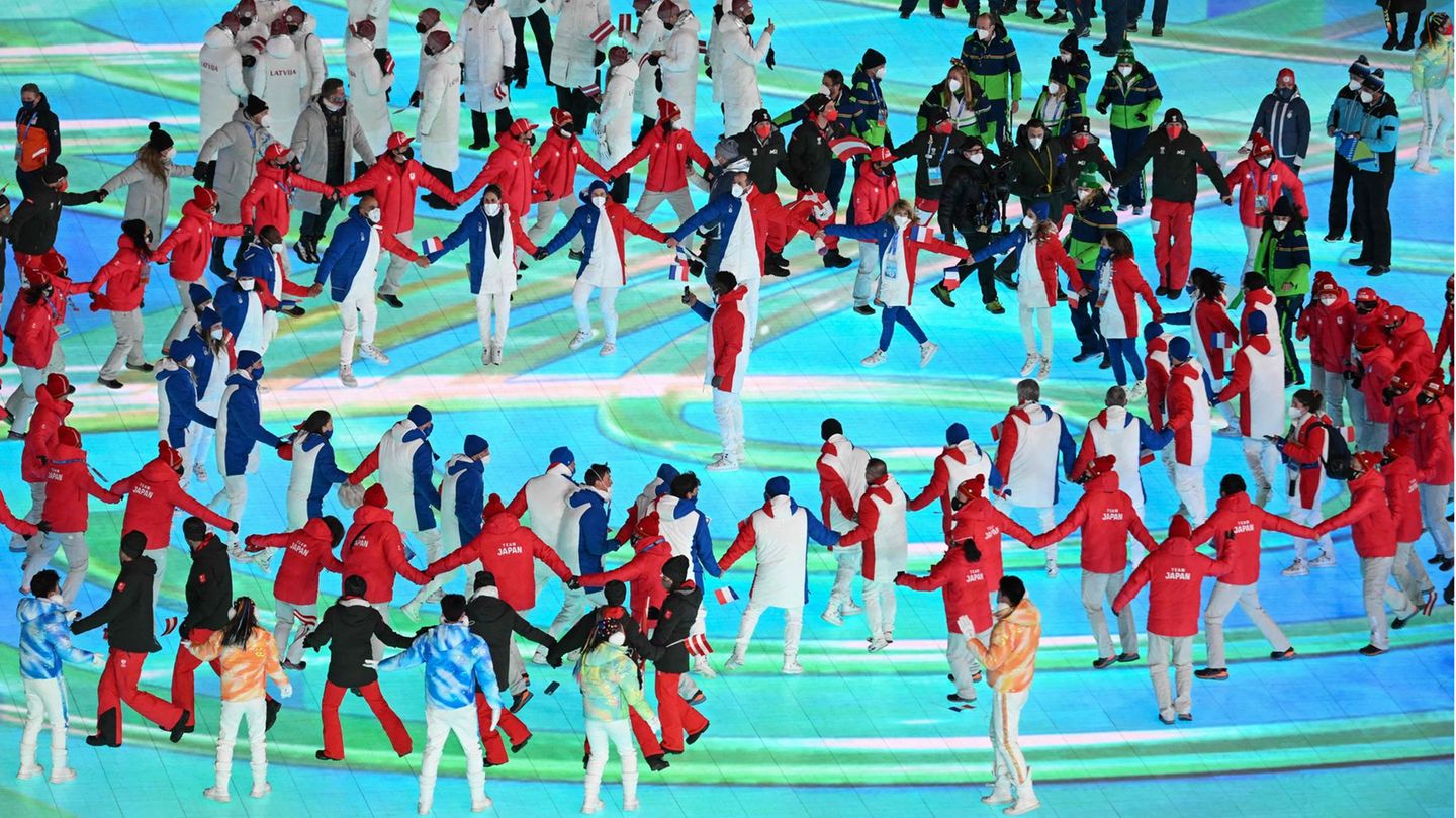 Japaner und Franzosen tanzen während der Abschlussfeier