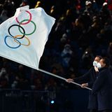 Die Bürgermeister von Mailand und Cortina d'Ampezzo, Giuseppe Scala und Gianpietro Ghedina, schwenken die olympischen Flagge, die ihnen von IOC-Chef Thomas Bach (re.) überreicht wurde. Die nächsten Winterspiele finden in vier Jahren in Italien statt.