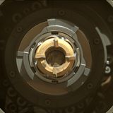 Ein Stück Mars. Blick in den Bohrkern, in dem sich eine Probe Gestein vom Roten Planeten befindet. Die Proben werden zu einem späteren Zeitpunkt von einer Sample Return Mission der Nasa zu Untersuchungen auf die Erde gebracht. Das ist bisher noch nie gemacht worden.