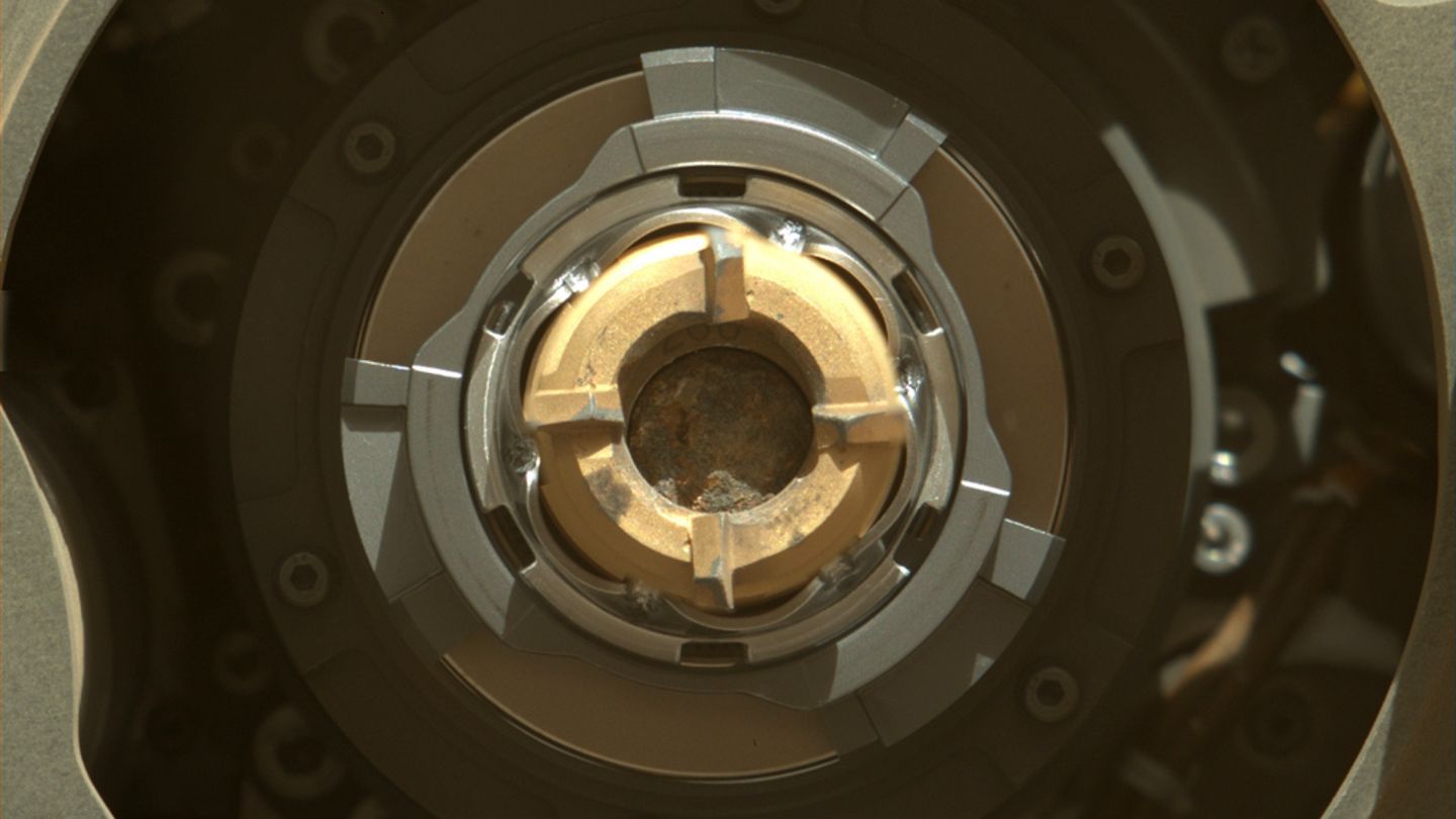 Ein Stück Mars. Blick in den Bohrkern, in dem sich eine Probe Gestein vom Roten Planeten befindet. Die Proben werden zu einem späteren Zeitpunkt von einer Sample Return Mission der Nasa zu Untersuchungen auf die Erde gebracht. Das ist bisher noch nie gemacht worden.