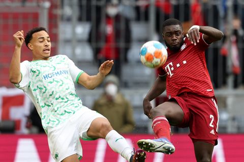 Jamie Leweling (l.) von der SpVgg Greuther Fürth und Dayot Upamecano von den Bayern kämpfen um den Ball