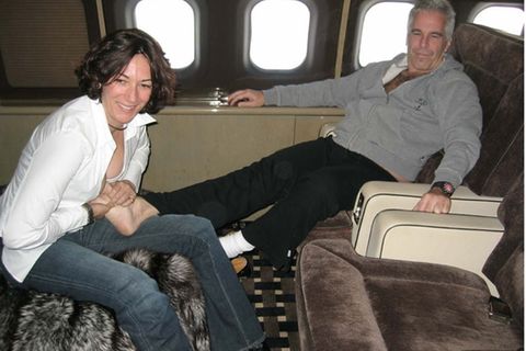 Ghislaine Maxwell und Jeffrey Epstein an Bord seines Jets.