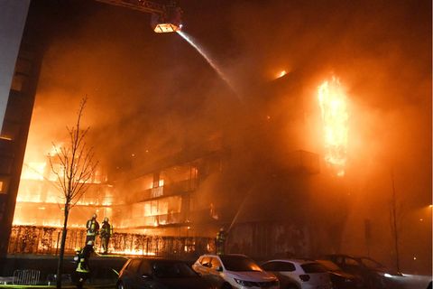 Im Essener Westviertel steht seit dem frühen Montagmorgen ein ganzer Wohnblock in Flammen