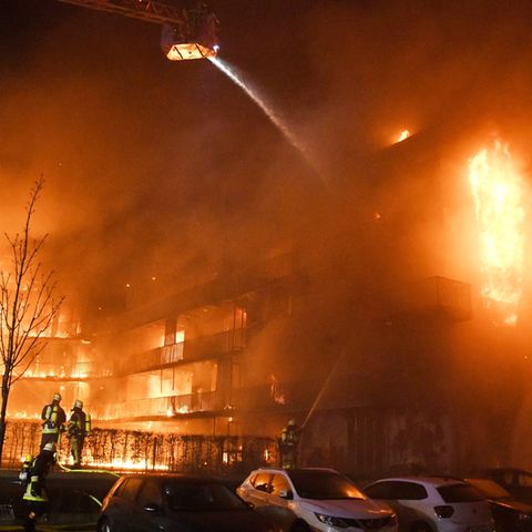 Im Essener Westviertel steht seit dem frühen Montagmorgen ein ganzer Wohnblock in Flammen