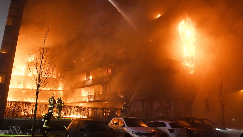 Im Essener Westviertel steht seit dem frühen Montagmorgen ein ganzer Wohnblock in Flammen