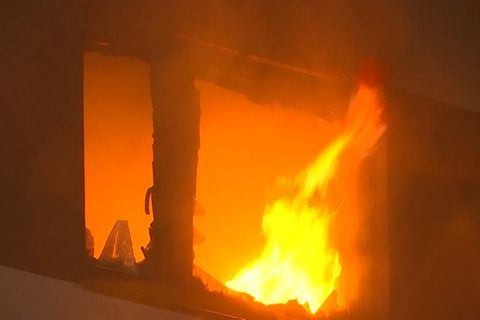 Schwierige Löscharbeiten: Großbrand in Essener Wohnkomplex: "Feuer breitete sich rasend schnell aus"