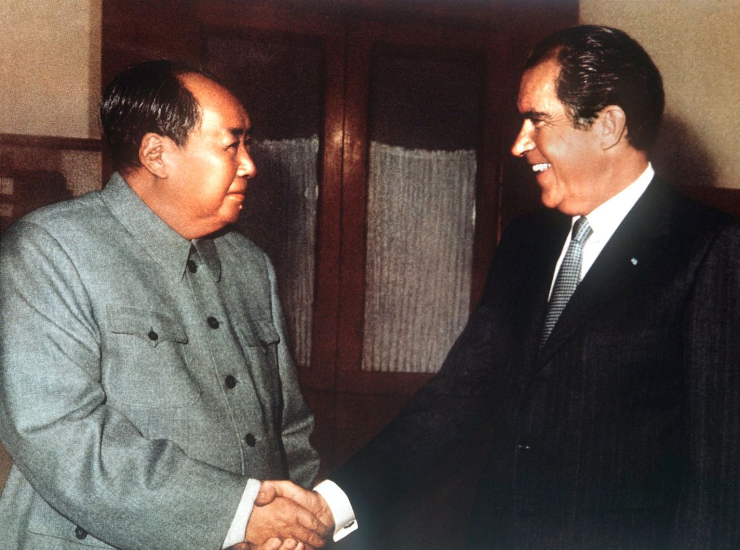 21. Februar 1972: Ein Handschlag, der die Welt verändert  "Wenn Mr. Nixon verkündet hätte, dass er zum Mond fliegt, hätte er sein weltweites Publikum nicht stärker verblüffen können", kommentierte die "Washington Post" damals in einem Leitartikel das Geschehen, das heute vor 50 Jahren die Welt veränderte: Richard Nixon besuchte als erster US-Präsident die Volksrepublik China und traf sich dort mit dem Generalsekretär der Kommunistischen Partei, Mao Tse-tung. Der Handschlag des überzeugten Antikommunisten Nixon mit dem Revolutionär Mao, unter dessen Herrschaft Millionen von Chinesen ums Leben gekommen waren, markierte das Ende der chinesisch-amerikanischen Feindschaft. Zudem legte das Treffen den Grundstein für eine strategische Partnerschaft zwischen Washington und Peking.  Mit dieser Annäherung verschob sich das weltpolitische Gleichgewicht, das seit dem Ende des Zweiten Weltkriegs durch die Konfrontation zwischen dem westlichen Lager unter Führung der USA und dem kommunistischen Lager unter Führung der UdSSR geprägt war. Es begann die Ära eines strategischen Dreiecks aus den Vereinigten Staaten, China und Russland, das nicht nur Chinas Rückkehr auf die weltpolitische Bühne möglich machte, sondern auch den amerikanisch-russischen Beziehungen eine neue Dynamik verlieh.