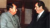 21. Februar 1972: Ein Handschlag, der die Welt verändert  "Wenn Mr. Nixon verkündet hätte, dass er zum Mond fliegt, hätte er sein weltweites Publikum nicht stärker verblüffen können", kommentierte die "Washington Post" damals in einem Leitartikel das Geschehen, das heute vor 50 Jahren die Welt veränderte: Richard Nixon besuchte als erster US-Präsident die Volksrepublik China und traf sich dort mit dem Generalsekretär der Kommunistischen Partei, Mao Tse-tung. Der Handschlag des überzeugten Antikommunisten Nixon mit dem Revolutionär Mao, unter dessen Herrschaft Millionen von Chinesen ums Leben gekommen waren, markierte das Ende der chinesisch-amerikanischen Feindschaft. Zudem legte das Treffen den Grundstein für eine strategische Partnerschaft zwischen Washington und Peking.  Mit dieser Annäherung verschob sich das weltpolitische Gleichgewicht, das seit dem Ende des Zweiten Weltkriegs durch die Konfrontation zwischen dem westlichen Lager unter Führung der USA und dem kommunistischen Lager unter Führung der UdSSR geprägt war. Es begann die Ära eines strategischen Dreiecks aus den Vereinigten Staaten, China und Russland, das nicht nur Chinas Rückkehr auf die weltpolitische Bühne möglich machte, sondern auch den amerikanisch-russischen Beziehungen eine neue Dynamik verlieh.