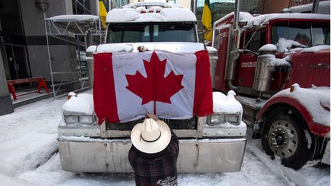 Ottawa, Kanada. Ein Trucker entfernt eine Flagge von der Motorhaube seines Fahrzeugs