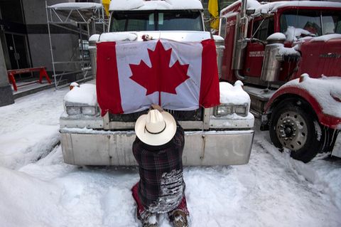 Ottawa, Kanada. Ein Trucker entfernt eine Flagge von der Motorhaube seines Fahrzeugs