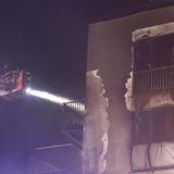 Wegen der großen Hitze sind Teile der Fassade abgeblättert. Noch hat die Polizei die Ermittlungen zur Brandursache nicht aufnehmen können