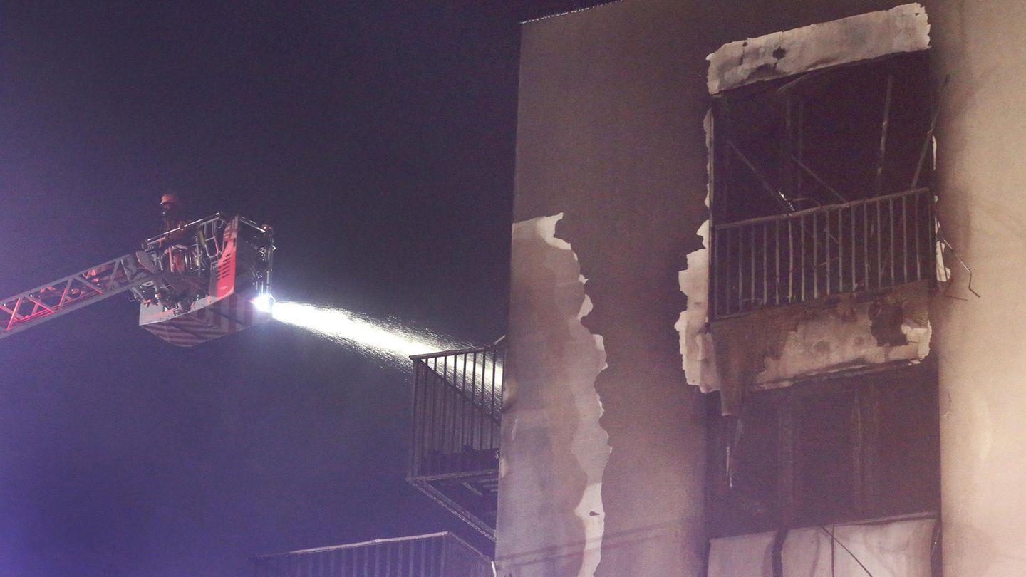 Wegen der großen Hitze sind Teile der Fassade abgeblättert. Noch hat die Polizei die Ermittlungen zur Brandursache nicht aufnehmen können