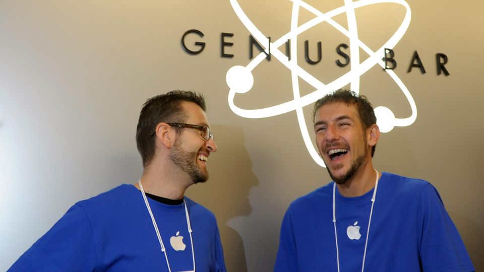 Apple Mitarbeiter an der Genius Bar lachen