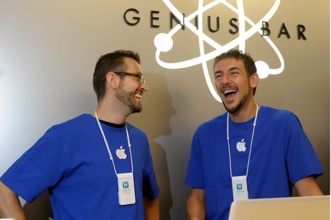 Apple Mitarbeiter an der Genius Bar lachen