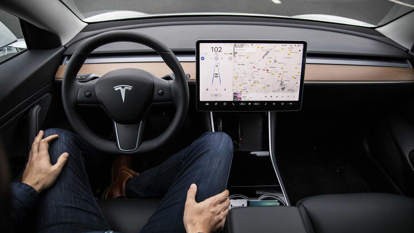 Tesla: Federal Motor Transport Authority initiates test procedures for autopilot