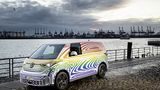 VW ID. Buzz an der Elbe in Hamburg