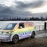 VW ID. Buzz an der Elbe in Hamburg