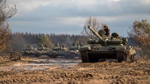 Mehrere Panzer in der Ukraine stehen in der Landschaft