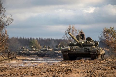 Mehrere Panzer in der Ukraine stehen in der Landschaft