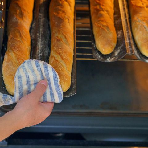 Französische Baguettes auf einem Backblech