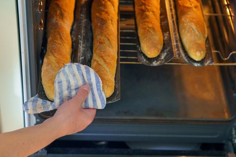 Französische Baguettes auf einem Backblech
