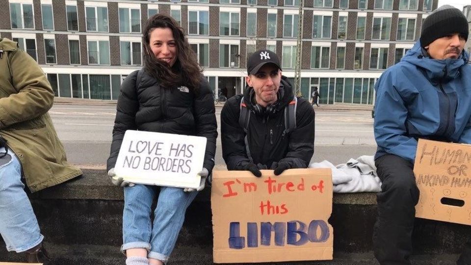 Demonstranten sitzen vor der Einwanderungsbehörde in Kopenhagen, Dänemark