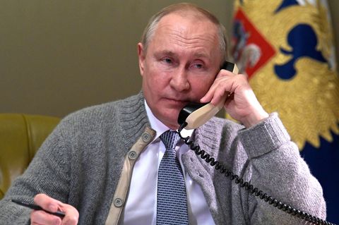 Wladimir Putin, Präsident von Russland, spricht per Telefon