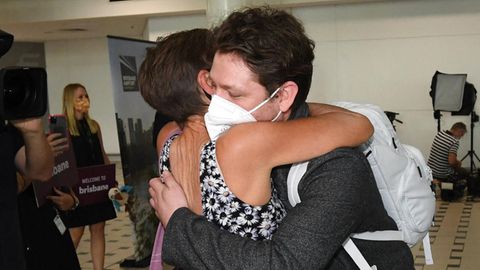 Ben Stevens (r.) umarmt seine Mutter Sue am Flughafen von Brisbane in Australien. Zwei Jahre waren die beiden getrennt.