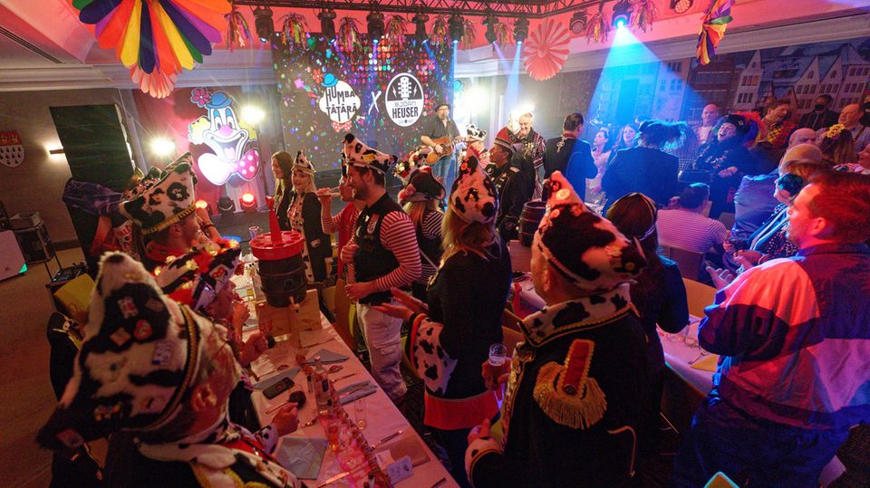 Etwa 250 Menschen feiern bei einer Veranstaltung unter dem Moto "Humba Tätärä" in einem Hotel in Köln Karneval
