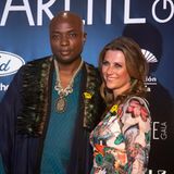 21. Februar 2022  Schamane Durek hat um Prinzessin Märtha Louises Hand angehalten – aber nur bei ihren Eltern  Mit ihm ist Prinzessin Märtha Louise von Norwegen wieder glücklich geworden: dem Schamenen Durek Verrett. Der US-Amerikaner ist in Hollywoods Elite bestens vernetzt und hat eine treue Gefolgschaft. Seit mittlerweile gut drei Jahren gehört auch die Tochter von König Harald und Königin Sonja dazu. Für ihn will die Prinzessin sogar in die USA auswandern. Und so war es kein Wunder, dass die Gerüchteküche ob einer Hochzeit brodelt. Im Interview mit dem dänischen Magazin "Billed Bladet" hat sich der Schamane nun zu den Plänen geäußert. "Ich bin sehr traditionell, wenn ich etwas tue", so Verrett. "Deshalb habe ich mit König Harald und Königin Sonja zusammengesessen und um die Hand ihrer Tochter gebeten. Wenn sie Nein gesagt hätten, würde ich nicht weitermachen." Das heißt wohl so viel, dass das Königspaar seinen Segen gegeben hat. Doch wer jetzt schon Hochzeitsglocken läuten hört, irrt. Angesprochen auf die Gerüchte zeigte sich der Schamane verwundert: "Ich habe ihr noch keinen Antrag gemacht. Ich weiß nicht, warum Leute so etwas sagen. Das ist merkwürdig." Er werde auf den perfekten Moment warten, um Märtha Louise die Frage aller Fragen zu stellen. "Ich möchte mit ihr alt werden und es wird alles auf die schönste Weise passieren, aus Respekt vor ihr, ihren Kindern und ihrer Familie." Für sie wird es die zweite Ehe. Von 2002 und 2017 war sie mit dem Künstler Ari Behn verheiratet. Aus der Ehe entstammen drei Töchter. Behn nahm sich am 1. Weihnachtsfeiertag 2019 das Leben.