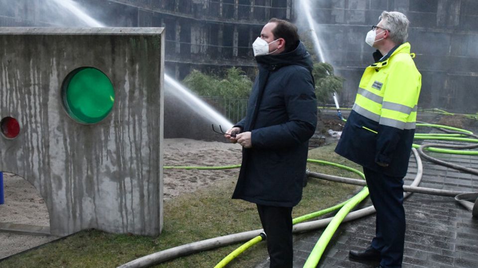 Essen Bürgermeister vor Wohnkomplex