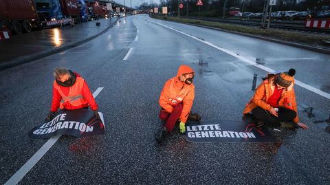 Klimaschutz: Aktivisten der Aktion "Aufstand der letzten Generation" blockieren eine Kreuzung
