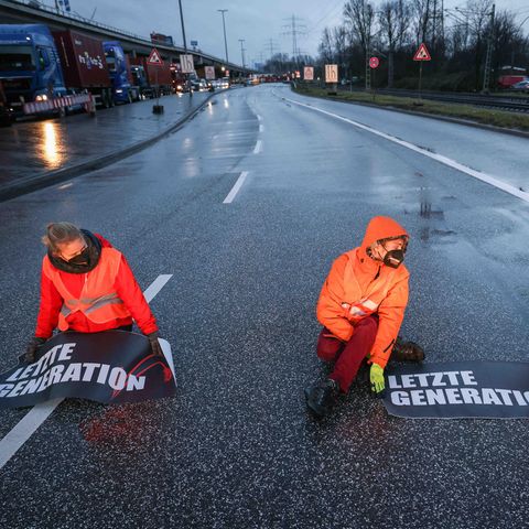 Klimaschutz: Aktivisten der Aktion "Aufstand der letzten Generation" blockieren eine Kreuzung