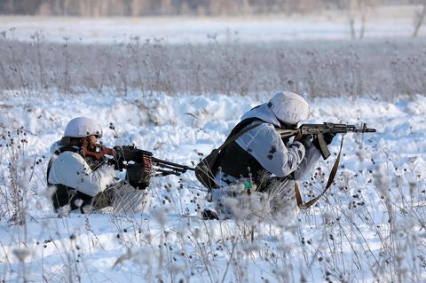 Ukraine-Krise: Zwei russische Soldaten, die ihre Schusswaffen während einer Militärübung in Sibirien ausrichten