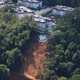 Häuser stehen direkt am Abgrund