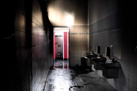 Eine ausgebrannte Schultoilette einer Einrichtung in Frankfurt